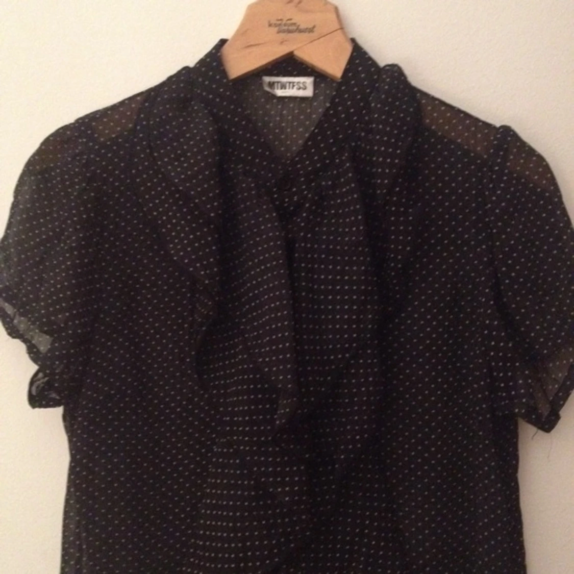 Otroligt söt volangblus! - 1393780081