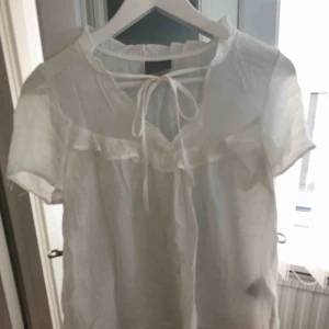  - Luftig blus från vila. Använd vi ett tillfälle, alltså perfekt skick. Pris ink frakt