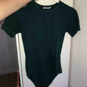  - Body från zara. Använd ett få tal gånger. Tvättar innan frakt. Köparen står för frakten