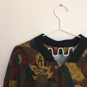  - Säljer den här assnygga bomberjackan/tröjan/vad den nu är då den förtjänar mer kärlek än den fått av mig :( Köpt på beyond retro och passar till allt möjligt, superfina färger som passar perfekt på hösten. Ganska tunt och mjukt material.  Möts upp i sthlm eller skickar mot fraktkostnad!  Kolla gärna in mina andra auktioner :-)) 💘💯