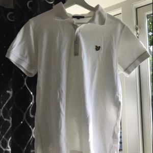  - Vit Lyle Scott piké knappt använd jätte snygg som lite oversized. Köparen betalar för frakt :)