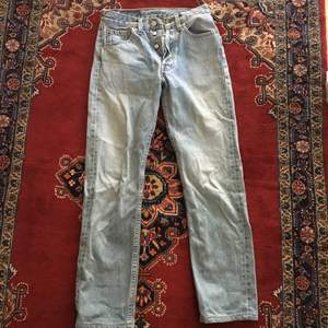 Vintage Levi’s 501 jeans i storlek W26 L32 Är små i storleken. Köparen står för eventuell frakt och jag kan mötas upp i Stockholm.