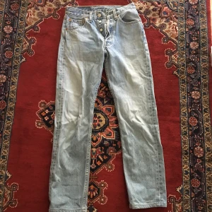  - Vintage Levi’s 501 jeans i storlek W26 L32 Är små i storleken. Köparen står för eventuell frakt och jag kan mötas upp i Stockholm.