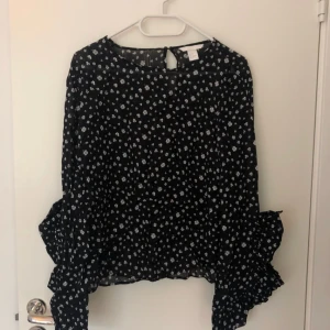  - Fin blommig blus från HM med volang längst ner på ärmen. Aldrig använd. 