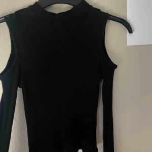  - Off shoulder tröja från HM med dragkedja på baksida