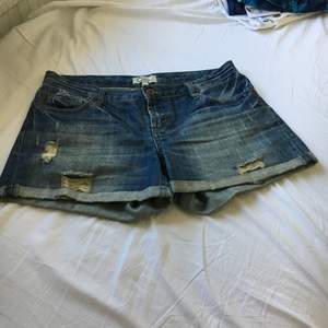 Ett par jeans shorts från Cubus. Storlek 38. Jättefin jeans färg. Använda ett par gånger den här sommaren. 