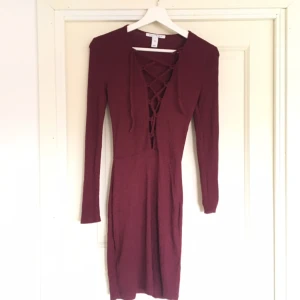  - Snygg festklänning från Nelly! Användt skick! Tajt med snörning framtill. Väldigt stretchig!  Bjuder på frakten 🌸 