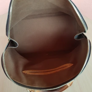  - Jag säljer nu min 100 % äkta Vintage Louis Vuitton i modellen Alma storlek MM.  Fin handväska Fransk tillverkad.  Väskan är i fantastiskt skick.  Finns inget kvitto men en dustbag finns tillhörande väskan.  Tillverkningsland : Frankrike ( År 1996 )  Datumkod/serienummer: BA0936  Jag svarar gärna på ytterligare frågor och kan skicka mer bilder om ni önskar.  