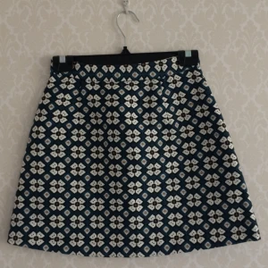  - 🌊Finaste kjolen någonsin🌊 • Zara • Storlek: XS • 51% akryl, 38% bomull, 11% polyester  • Köpt ny, knappt använd. Fint skick! Legat nerpackad en längre tid så tvätt rekommenderas. • FRAKT: 55kr blått kuvert 