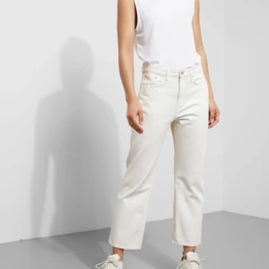  - Vita jeans från Weekday i modellen Voyage. Använda max 5 gånger. Köpare betalar frakt eller möts upp i Stockholm! 
