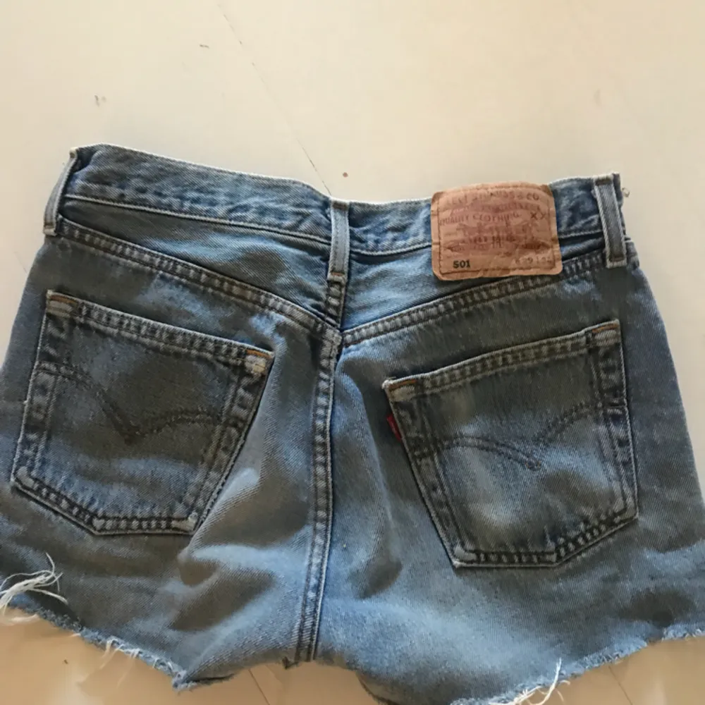 Fina jeansshorts från Levi’s  Köparen står för frakten . Shorts.