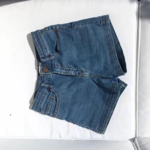  - Korta högmidjade ljusblå shorts 