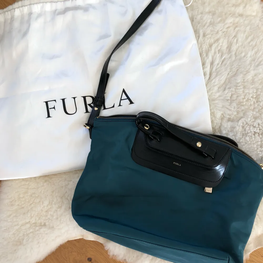 Authentic furla crossbody bag for sale. Beautiful color in natural light. Perfect size, fits everything but still not too big.. Väskor.