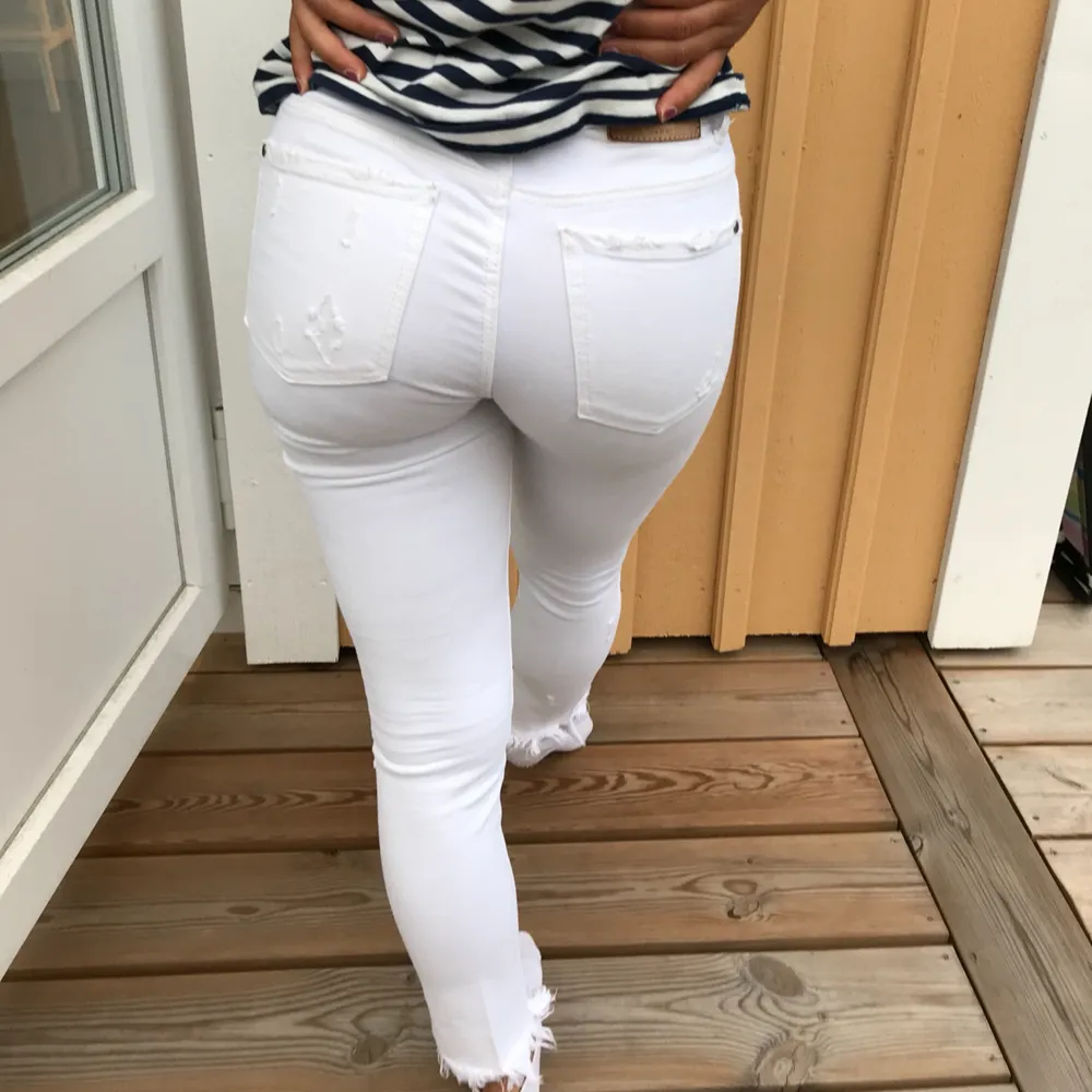 Vita slitna jeans med fransar längst ner från zara, fint skick. Möts upp i Stockholm och fraktar (köparen står för frakten). Jeans & Byxor.