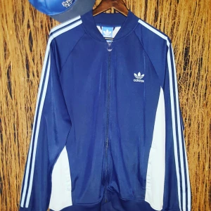  - Adidas track jacka /kan posta spårbart med postnord för 75 kr 