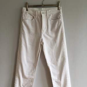 Trendiga raka vita jeans från märket Uniqlo. 24 inch/61 cm i midjan. Skulle uppskatta dem till en europeisk strl XS. Köpta utomlands, säljes då de tyvärr är för små för mig. Aldrig använda.