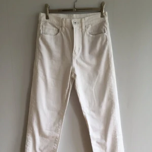  - Trendiga raka vita jeans från märket Uniqlo. 24 inch/61 cm i midjan. Skulle uppskatta dem till en europeisk strl XS. Köpta utomlands, säljes då de tyvärr är för små för mig. Aldrig använda.