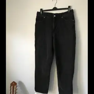 Snygga oversize momjeans från monki i storlek 31, i den populära modellen ”taiki”. I fint skick.