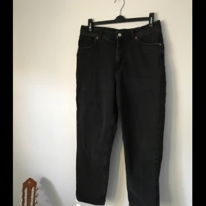 - Snygga oversize momjeans från monki i storlek 31, i den populära modellen ”taiki”. I fint skick.