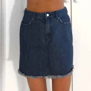  - Superfin jeanskjol från H&M - aldrig använd. ⚡️Köparen står för eventuell frakt (55kr) eller så möts jag upp i centrala Stockholm ⚡️