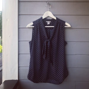  - Superfin knytblus i mörkblått med små vita prickar. Tunnt marerial, banden kan knytas som man själv önskar. 💅🏼 I mycket gott skick! 