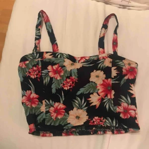  - Snygg top från hollister.  Endast testad, då den inte passar mig. 55kr eller buda.