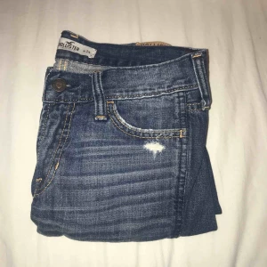  - Snygga jeans från Hollister. Använda 1 gång. 100kr eller buda.