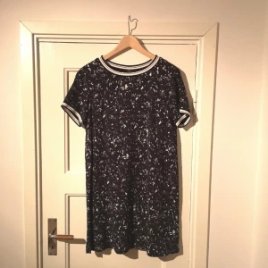  - Mönstrad kort klänning med svart1/vitrandiga