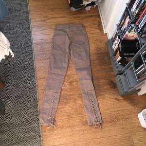 Supernygga högmidjade jeans från missguided med snörning vid vaden.  Oanvända, säljes då dem inte passar mig Sista bilden visar bata passformen.