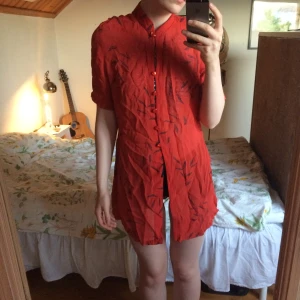  - Någon slags blus tror jag, men jag har även använt den som en knäppt klänning :) köparen står för frakt!