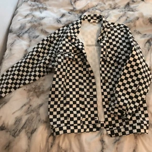  - Denim jacket från MONKI. Använd 1 gång säljes då den ej passade lika bra som jag hoppats. Köptes för 500kr  Vid frakt är det köparen som står för fraktkostnaden 
