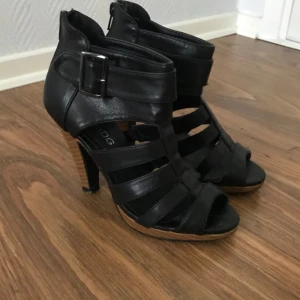  - Gladiator pumps, svarta med träklack. 7 cm Priset inkl frakt 