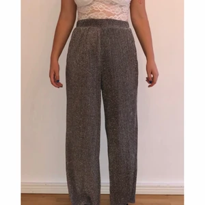  - Helt oanvänd glittriga byxor från NA-KD🌸 Köparen står för eventuell frakt. Hör av dig för fler bilder🌸