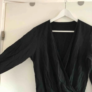  - Svart byxdress som jag fått uppsydd av en skräddare efter mina mått. Den är aldrig använd och tyvärr för stor nu så därför säljer jag. Passar en 36/38!