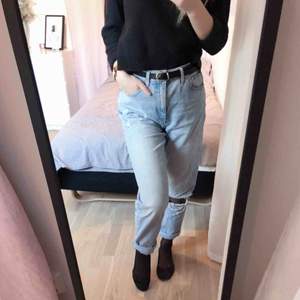 Mom jeans i moto-färgen från Topshop. Jättebra kvalité och endast använda ett fåtal gånger. Köpta för ca 450kr och säljer dem för halva priset plus frakt! 😊