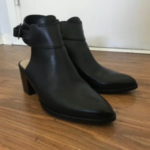  - Svarta Open heel skor ifrån Zara i stl 36. Priset är inkl frakt, kika gärna in mina övriga annonser. 