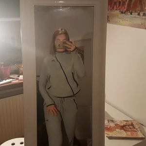  - Säljer mina jätte coola och snygga nike mjukisbyxor  reflex detaljer. använda en gång hemma inte mer. Köparen står för frakten (69kr). Köper du hela setet får du det för 500kr +frakt