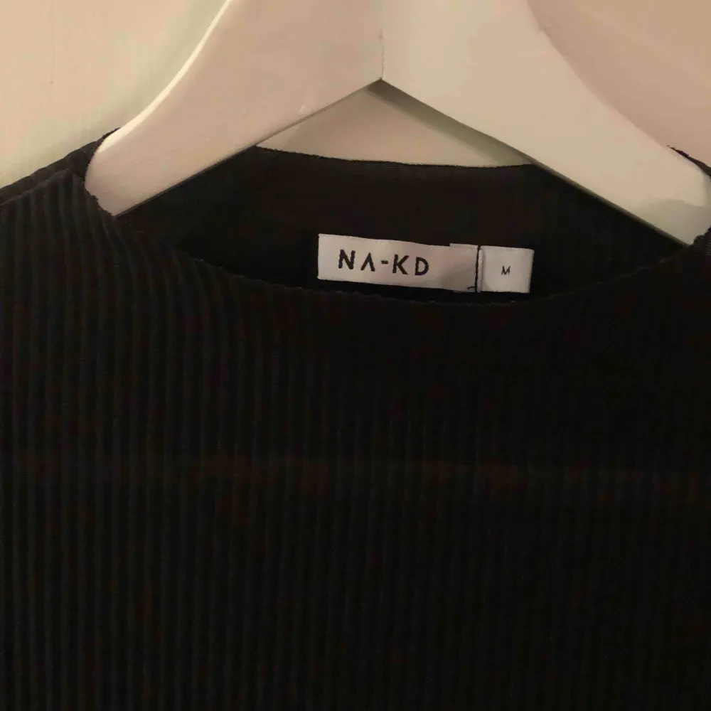 Svart t-shirt med trekvartslång ärm, lite tunnare materialet så ser riktigt elegant ut 😊 Från Na-kd!. T-shirts.