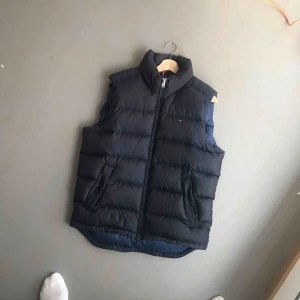  - Superfin väst från Tommy Hilfiger. Perfekt till våren. Sparsamt använd (nyskick!!)