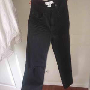 Oanvända Mom jeans i svart/mörkgrå färg med slitning 