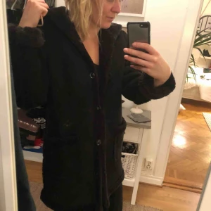  - Svart luvjacka i fint skick! Köptes förra vintern. Använd fåtal gånger. Stora knappar. Supermysig!!!✨✨✨