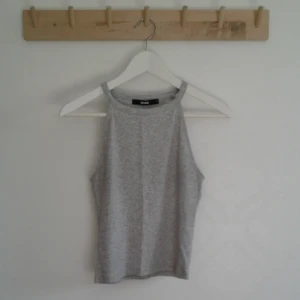  - Grått linne från Bikbok i stl S. Aldrig använd så helt ny! Pris 20kr, kan fraktas om köparen står för frakt. Betalas med swish🎉