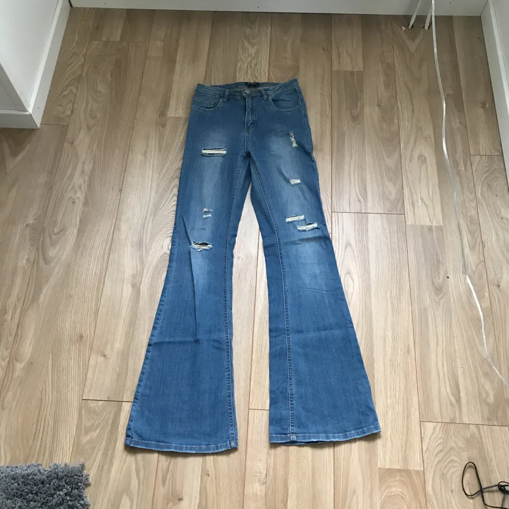Ett par bootcut jeans med snygga slitningar från Rut&Circle. Fint skick. Frakt tillkommer.. Jeans & Byxor.