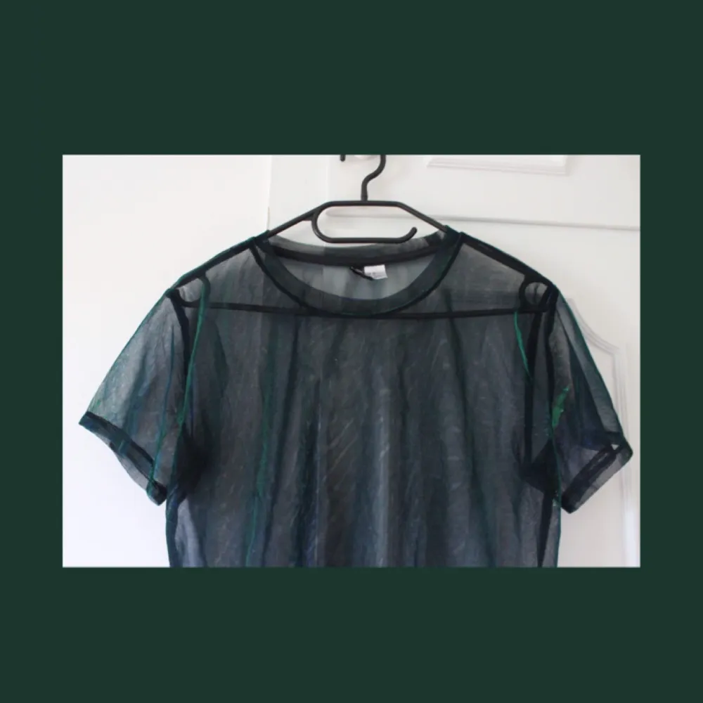 Oversized t-shirt i mesh-material med lite blått och grönt i sig från H&M! Storleken är XS men skulle säga att den passar allt från XS till M-L beroende på passform. Använd någon enstaka gång. Bjuder på frakten ⚡️. Toppar.