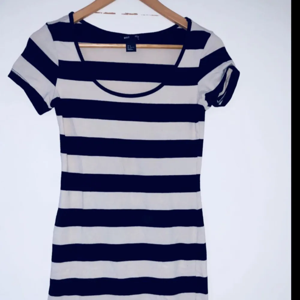 T-shirt klänning från H&M i nyskick(använt två gånger).  Storlek S men är ganska strechigt så passar M också. Kan mötas upp i Södertälje eller posta om du står för frakten. Kolla gärna mina andra annonser. :). Klänningar.