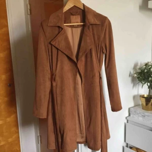  - 🍁 Supersnygg konjaksbrun kappa i fakemocka (polyester) får tyvärr för lite kärlek hos mig. Vid frakt tillkommer 79kr 🍁