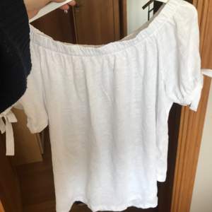 2 off shoulder tröjor från hm, aldrig använda. 50kr styck 