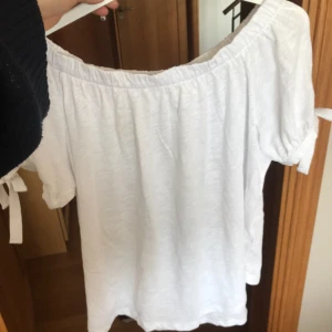  - 2 off shoulder tröjor från hm, aldrig använda. 50kr styck 