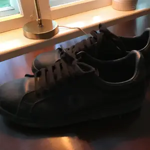 Sneakers från Fred Perry. Bra skick!