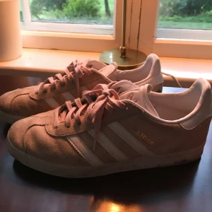  - Adidas Gazelle, rosa. Bra skick, något smutsiga just nu, men annars perfekt skick!  Storlek: 38 och 2/3. Passar 39! 